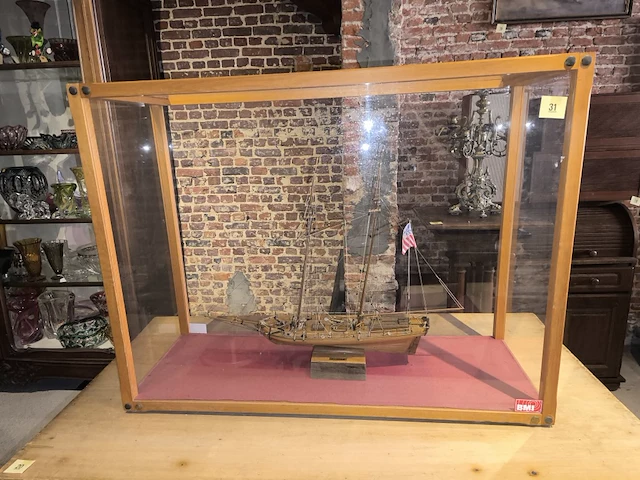 Modelbouwschip in kast - afbeelding 1 van  2