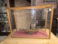 Modelbouwschip in kast