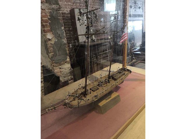 Modelbouwschip in kast - afbeelding 2 van  2