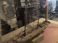 Modelbouwschip in kast - afbeelding 2 van  2