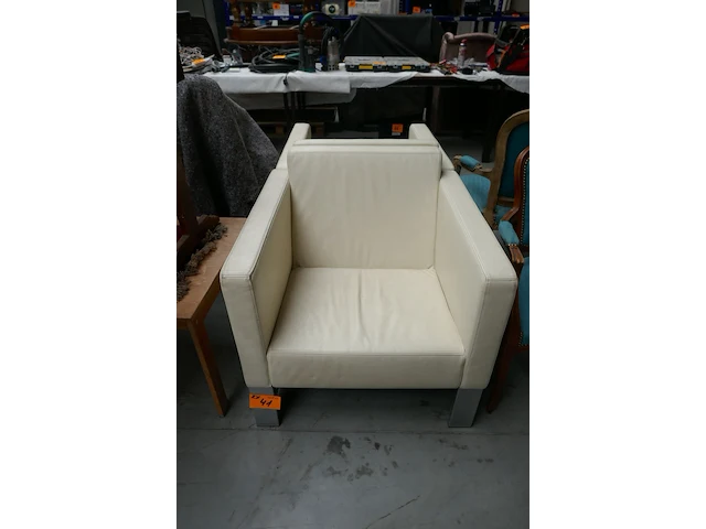 Moderne fauteuil met kubistische vormen - afbeelding 1 van  5
