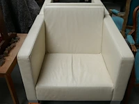 Moderne fauteuil met kubistische vormen