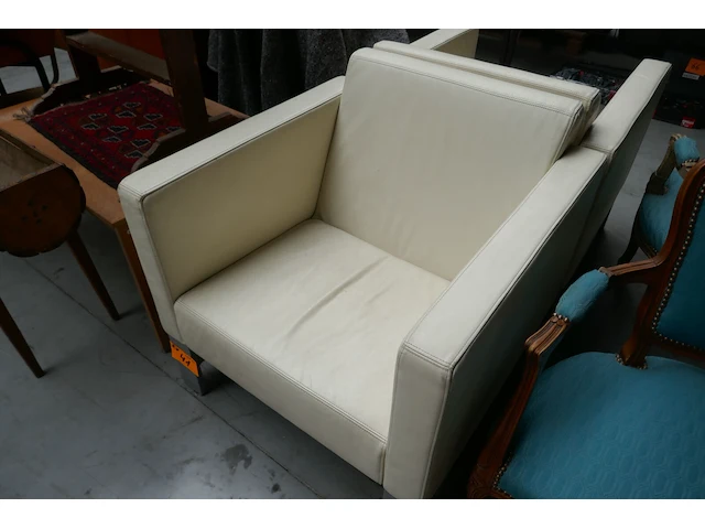 Moderne fauteuil met kubistische vormen - afbeelding 2 van  5