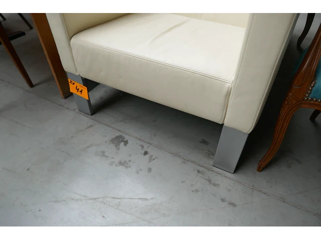 Moderne fauteuil met kubistische vormen - afbeelding 3 van  5