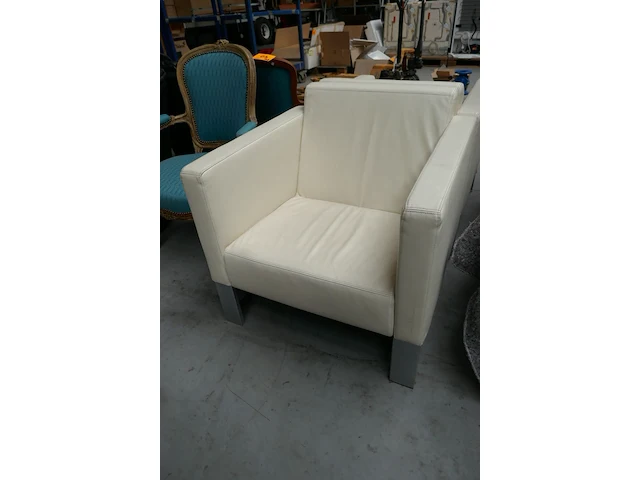 Moderne fauteuil met kubistische vormen - afbeelding 4 van  5