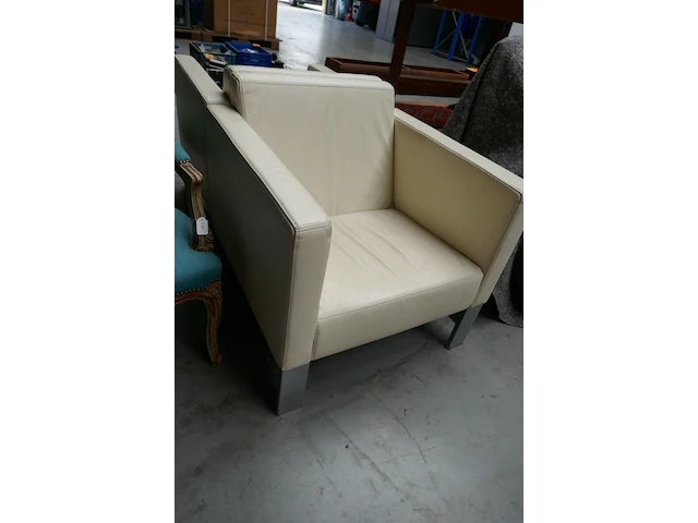 Moderne fauteuil met kubistische vormen - afbeelding 5 van  5