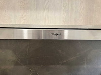 Moderne greeploze keuken in houtmotief met keramisch werkblad en whirlpool-inbouwtoestellen - afbeelding 11 van  15