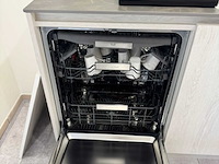 Moderne greeploze keuken in houtmotief met keramisch werkblad en whirlpool-inbouwtoestellen - afbeelding 14 van  15