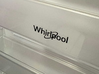 Moderne greeploze keuken in houtmotief met keramisch werkblad en whirlpool-inbouwtoestellen - afbeelding 15 van  15