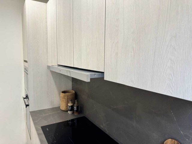 Moderne greeploze keuken in houtmotief met keramisch werkblad en whirlpool-inbouwtoestellen - afbeelding 3 van  15