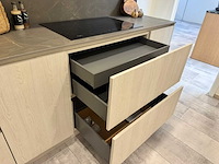 Moderne greeploze keuken in houtmotief met keramisch werkblad en whirlpool-inbouwtoestellen - afbeelding 4 van  15
