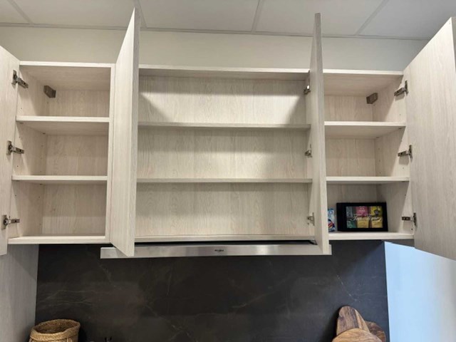 Moderne greeploze keuken in houtmotief met keramisch werkblad en whirlpool-inbouwtoestellen - afbeelding 5 van  15