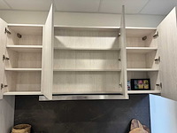Moderne greeploze keuken in houtmotief met keramisch werkblad en whirlpool-inbouwtoestellen - afbeelding 5 van  15