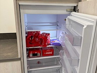 Moderne greeploze keuken in houtmotief met keramisch werkblad en whirlpool-inbouwtoestellen - afbeelding 6 van  15