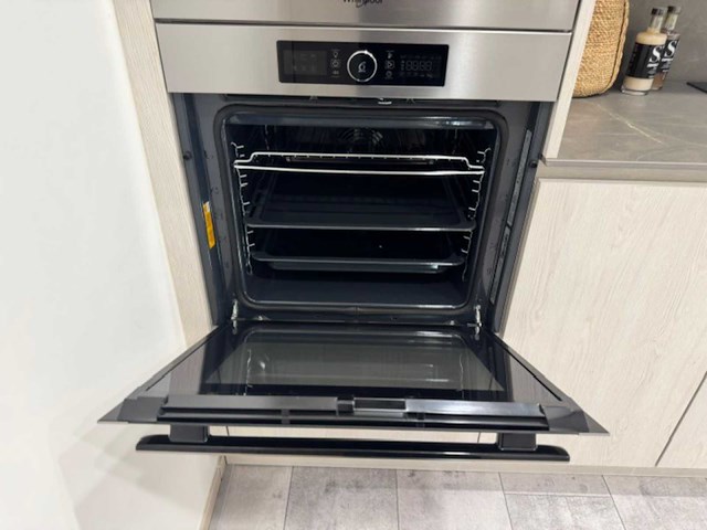 Moderne greeploze keuken in houtmotief met keramisch werkblad en whirlpool-inbouwtoestellen - afbeelding 7 van  15