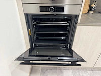 Moderne greeploze keuken in houtmotief met keramisch werkblad en whirlpool-inbouwtoestellen - afbeelding 7 van  15