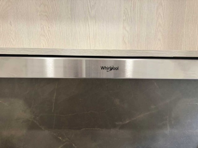 Moderne greeploze keuken in houtmotief met keramisch werkblad en whirlpool-inbouwtoestellen - afbeelding 3 van  14