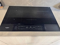 Moderne greeploze keuken in houtmotief met keramisch werkblad en whirlpool-inbouwtoestellen - afbeelding 4 van  15