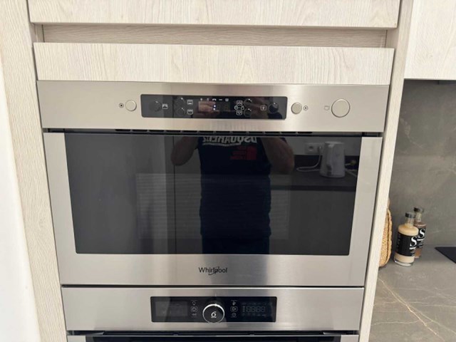 Moderne greeploze keuken in houtmotief met keramisch werkblad en whirlpool-inbouwtoestellen - afbeelding 4 van  14