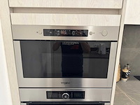 Moderne greeploze keuken in houtmotief met keramisch werkblad en whirlpool-inbouwtoestellen - afbeelding 4 van  14