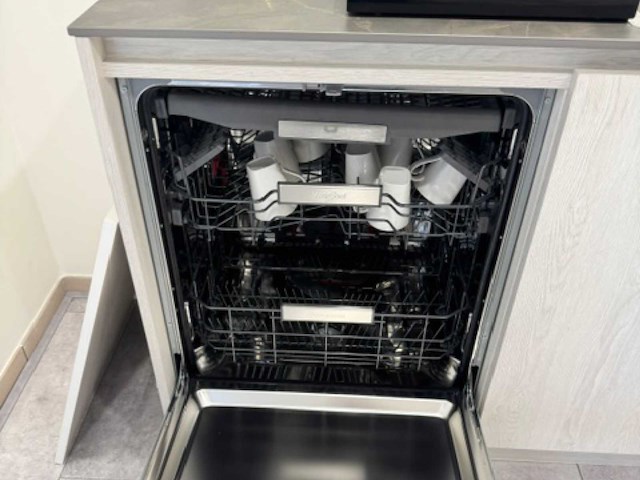 Moderne greeploze keuken in houtmotief met keramisch werkblad en whirlpool-inbouwtoestellen - afbeelding 5 van  14