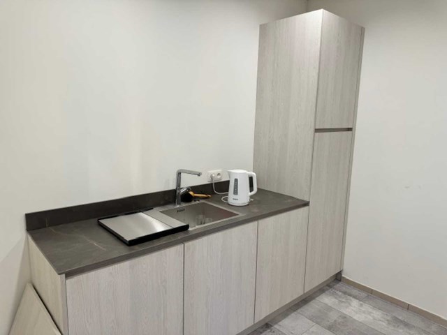 Moderne greeploze keuken in houtmotief met keramisch werkblad en whirlpool-inbouwtoestellen - afbeelding 7 van  14