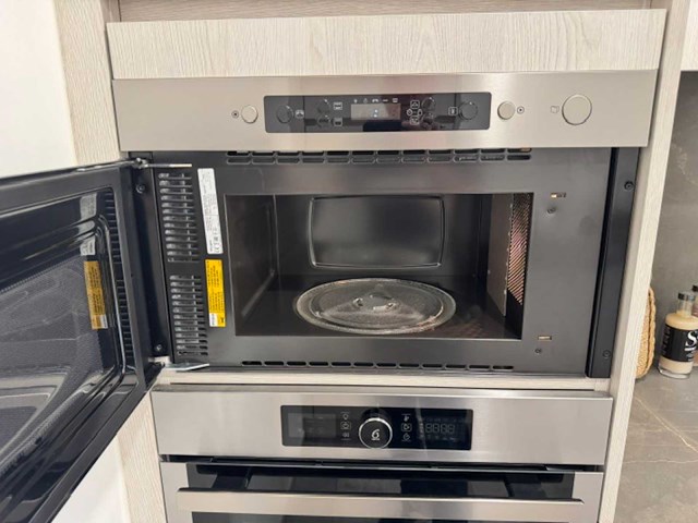Moderne greeploze keuken in houtmotief met keramisch werkblad en whirlpool-inbouwtoestellen - afbeelding 13 van  14