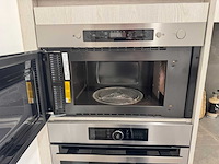 Moderne greeploze keuken in houtmotief met keramisch werkblad en whirlpool-inbouwtoestellen - afbeelding 13 van  14