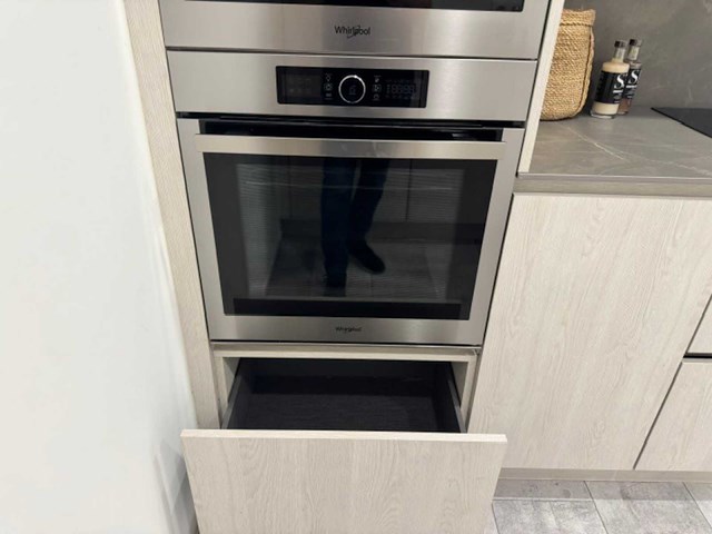 Moderne greeploze keuken in houtmotief met keramisch werkblad en whirlpool-inbouwtoestellen - afbeelding 14 van  14