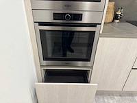 Moderne greeploze keuken in houtmotief met keramisch werkblad en whirlpool-inbouwtoestellen - afbeelding 14 van  14