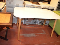 Moderne rechthoekige tafel wit blad natuurkleur onderstel afm. 130x80x73
