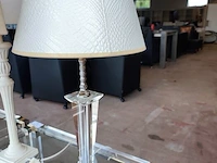 Moderne tafellamp met helder acryl middenstuk en beige stoffen lampenkap riviera maison, moderne tafellamp met kristallen lampenvoet en witte lampenkap met slangenleerstructuur, klassieke tafellamp in oudwit met gedraaide houten voet en beige stoffen kap - afbeelding 2 van  8