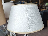 Moderne tafellamp met helder acryl middenstuk en beige stoffen lampenkap riviera maison, moderne tafellamp met kristallen lampenvoet en witte lampenkap met slangenleerstructuur, klassieke tafellamp in oudwit met gedraaide houten voet en beige stoffen kap - afbeelding 4 van  8