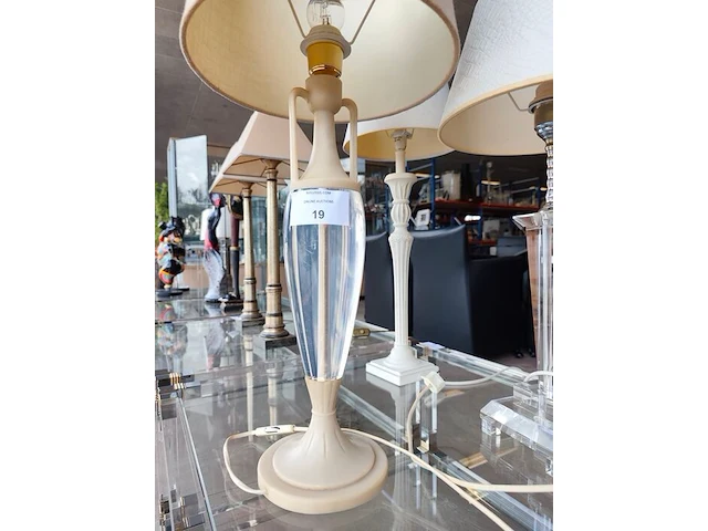 Moderne tafellamp met helder acryl middenstuk en beige stoffen lampenkap riviera maison, moderne tafellamp met kristallen lampenvoet en witte lampenkap met slangenleerstructuur, klassieke tafellamp in oudwit met gedraaide houten voet en beige stoffen kap - afbeelding 5 van  8