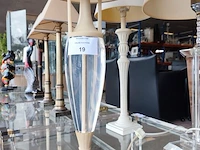 Moderne tafellamp met helder acryl middenstuk en beige stoffen lampenkap riviera maison, moderne tafellamp met kristallen lampenvoet en witte lampenkap met slangenleerstructuur, klassieke tafellamp in oudwit met gedraaide houten voet en beige stoffen kap - afbeelding 5 van  8