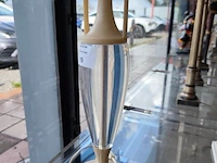 Moderne tafellamp met helder acryl middenstuk en beige stoffen lampenkap riviera maison, moderne tafellamp met kristallen lampenvoet en witte lampenkap met slangenleerstructuur, klassieke tafellamp in oudwit met gedraaide houten voet en beige stoffen kap - afbeelding 6 van  8
