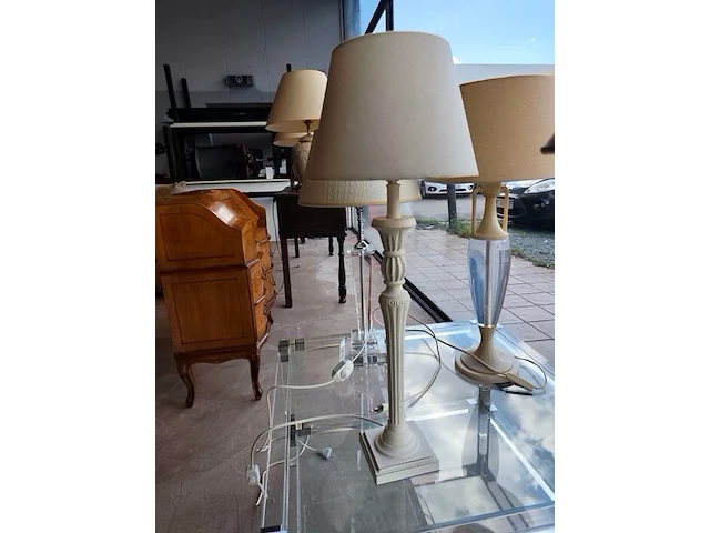 Moderne tafellamp met helder acryl middenstuk en beige stoffen lampenkap riviera maison, moderne tafellamp met kristallen lampenvoet en witte lampenkap met slangenleerstructuur, klassieke tafellamp in oudwit met gedraaide houten voet en beige stoffen kap - afbeelding 8 van  8