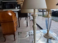 Moderne tafellamp met helder acryl middenstuk en beige stoffen lampenkap riviera maison, moderne tafellamp met kristallen lampenvoet en witte lampenkap met slangenleerstructuur, klassieke tafellamp in oudwit met gedraaide houten voet en beige stoffen kap - afbeelding 8 van  8