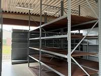 Modulair metalen rek met houten leggers
