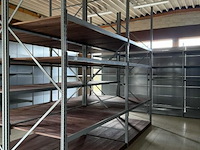Modulair metalen rek met houten leggers