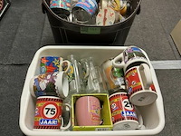 Mokken/glazen met opschrift incl. korf