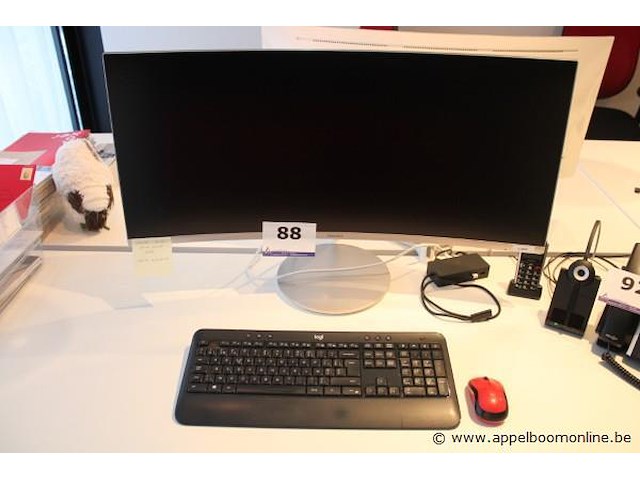 Monitor - samsung - c27f56 toetsenbord - logitech muis - rood/zwart telefoon afstandsbediening - afbeelding 1 van  2