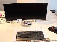 Monitor - samsung - curved toetsenbord - logitech mouse - vertical - afbeelding 1 van  2
