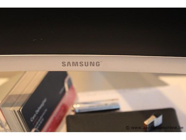 Monitor - samsung - curved toetsenbord - logitech mouse - vertical - afbeelding 2 van  2