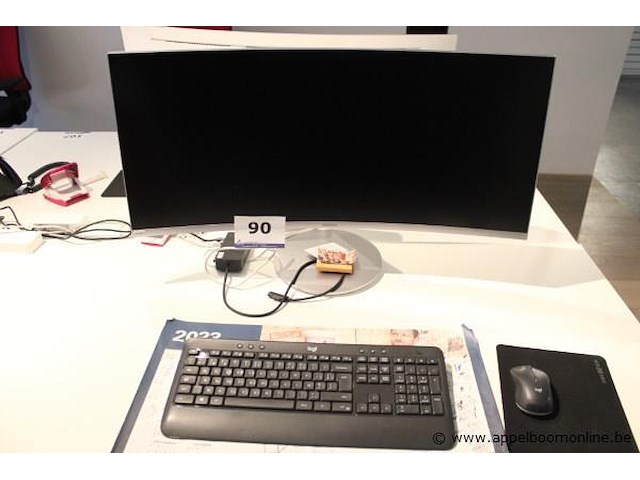 Monitor - samsung - gebogen toetsenbord - logitech - draadloos muis - logitech - draadloos oplader - afbeelding 1 van  2