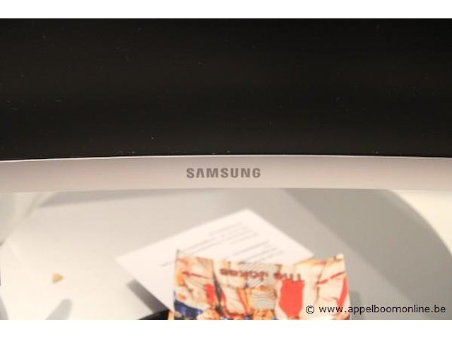 Monitor - samsung - gebogen toetsenbord - logitech - draadloos muis - logitech - draadloos oplader - afbeelding 2 van  2
