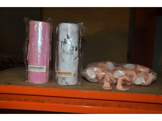 Monitor iiyama g2530hsu, pvc kist gevuld met klein handgerief, pvc kist gevuld met manicurebenodigdheden, 6 dozen pvc handschoenen xl - afbeelding 3 van  11