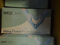 Monitor iiyama g2530hsu, pvc kist gevuld met klein handgerief, pvc kist gevuld met manicurebenodigdheden, 6 dozen pvc handschoenen xl - afbeelding 5 van  11