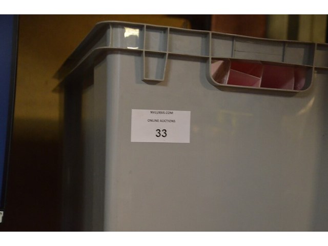 Monitor iiyama g2530hsu, pvc kist gevuld met klein handgerief, pvc kist gevuld met manicurebenodigdheden, 6 dozen pvc handschoenen xl - afbeelding 6 van  11