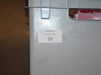 Monitor iiyama g2530hsu, pvc kist gevuld met klein handgerief, pvc kist gevuld met manicurebenodigdheden, 6 dozen pvc handschoenen xl - afbeelding 7 van  11